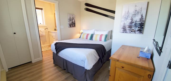 该房间设有双人床、1张边桌和1个梳妆台，并可使用卫生间。 