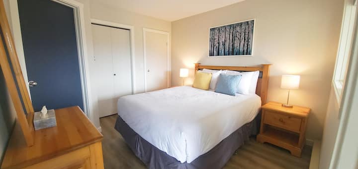 这间标准双人床卧室配有泡沫床垫，并配有酒店品质的床上用品。 