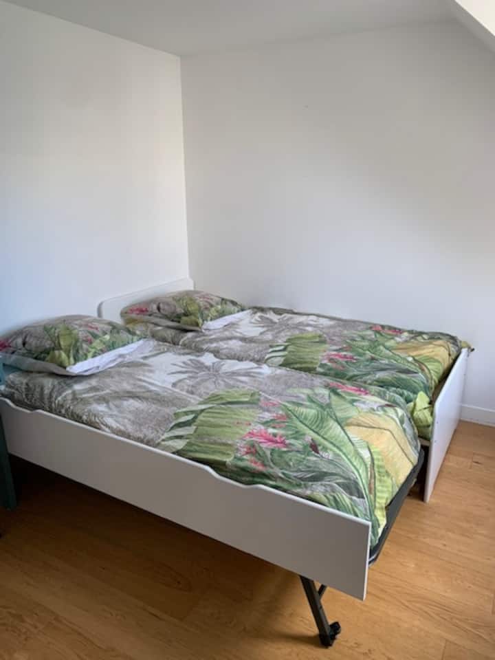 חדר שינה עם 3 מיטות יחיד