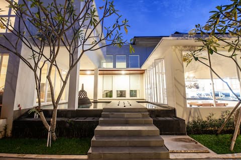 Luxurious 4BR Private Pool Near Pondok Indah Mall