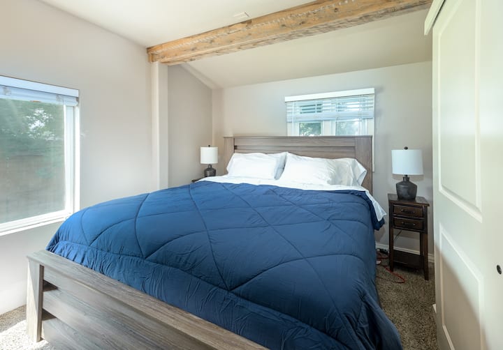 เตียงคิงไซส์ในห้องนอนใหญ่