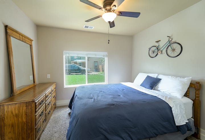 เตียงคิงไซส์ในห้องนอนใหญ่