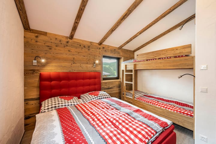 Habitación familiar con cama matrimonial y litera