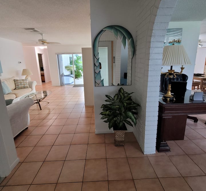 Tropical Getaway W/heated Pool & King Beds - Dunedin, FL