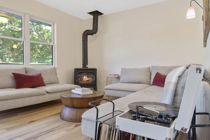 [Прв кат] Ништо не кажува „пријатно“ како оган и музика од грамофон!