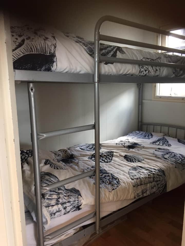 חדר שינה 2 בקתה אלפינית עם מיטות קומתיים             
( 2 מיטות יחיד)