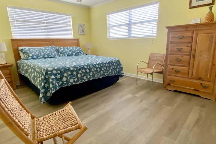 Chumba kikuu cha kulala chenye nafasi kubwa chenye kitanda cha ukubwa wa kifalme, hifadhi nyingi na televisheni mahiri. Mashine ya kuosha/kukausha iko kwenye kabati na inapatikana kwa wewe kutumia