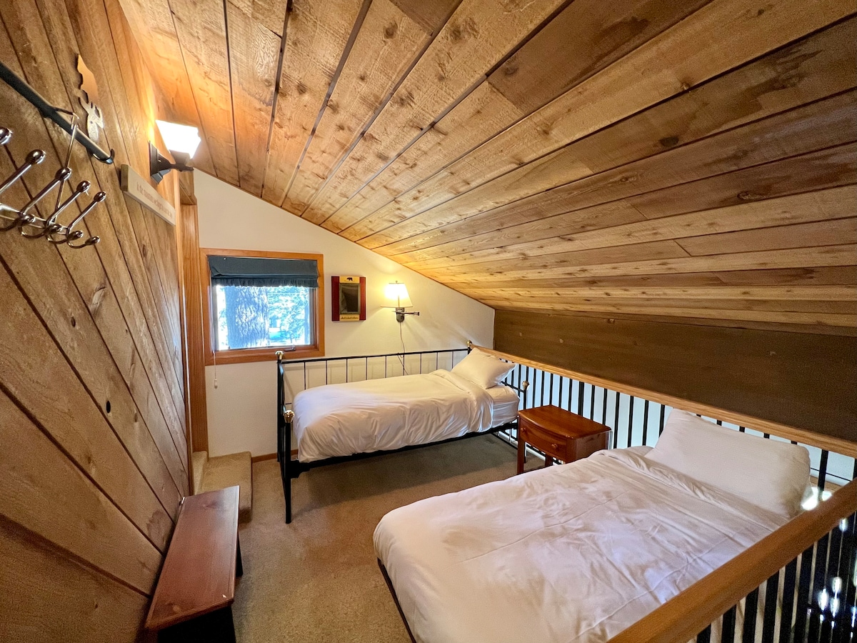 Loftová spálňa s vlastnou kúpeľňou. 