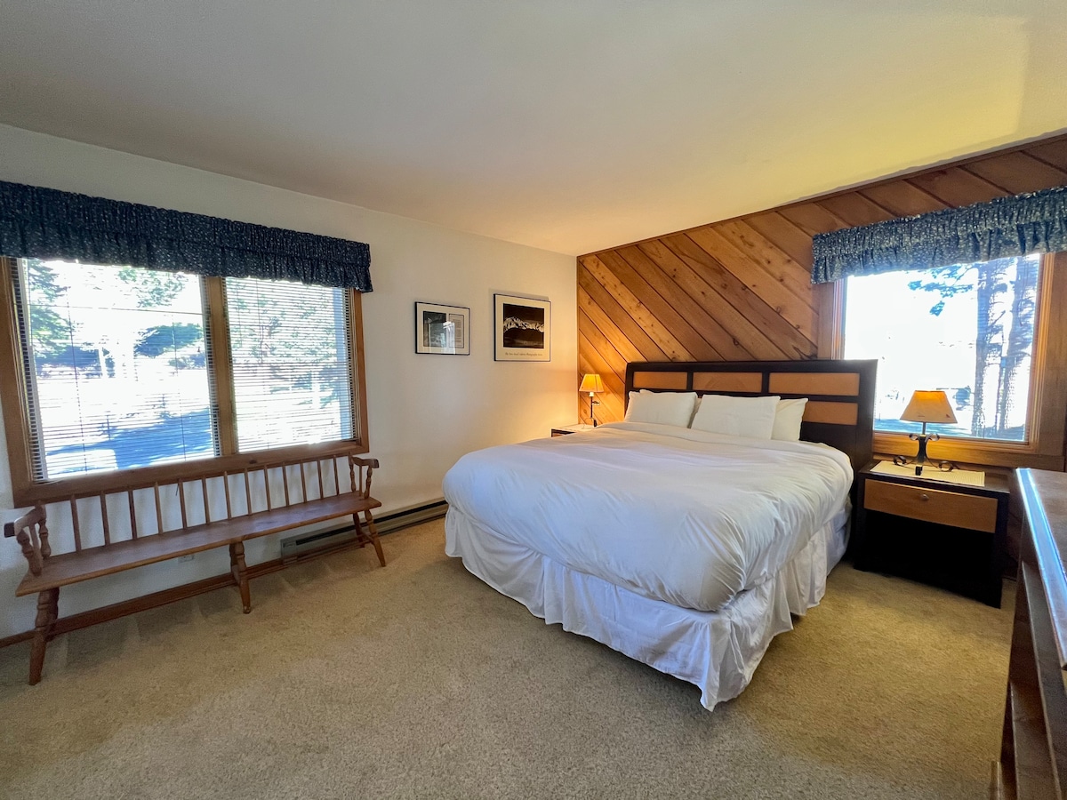 Spálňa má priestrannú posteľ.