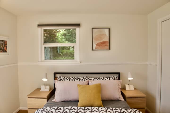 ห้อง #3: ห้องนอนควีนไซส์ชั้นบนพร้อมตู้เสื้อผ้า