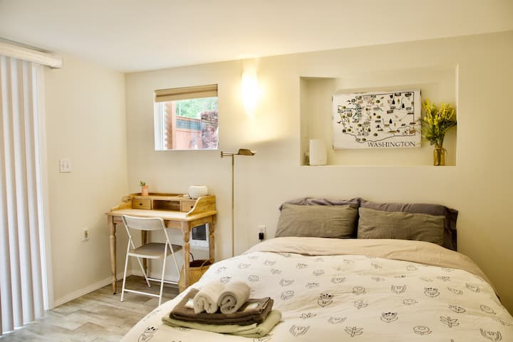 ห้อง #4: ห้องนอนชั้นล่างยังนำไปสู่สวนหลังบ้าน