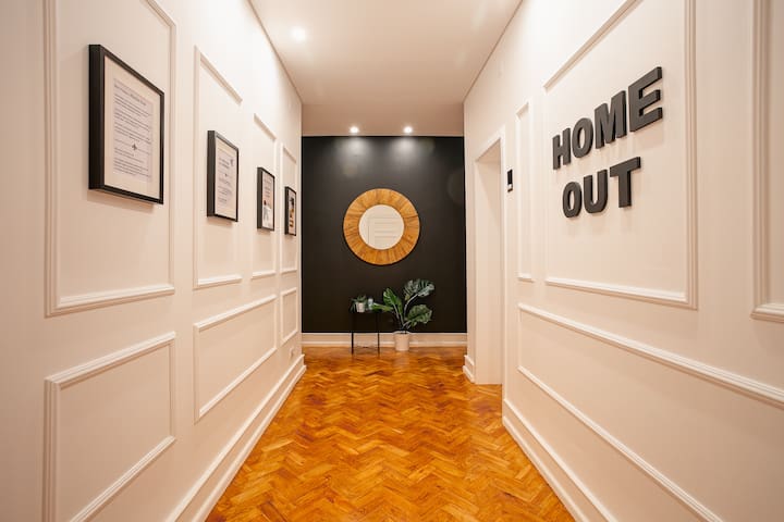 Home Out 1E – 5 Suite Apartment Central w/ Parking