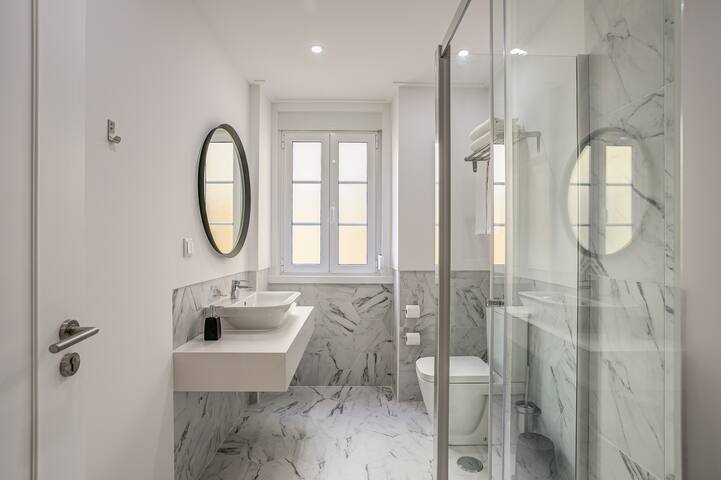 Home Out 1E – 5 Suite Apartment Central w/ Parking gallery image 5