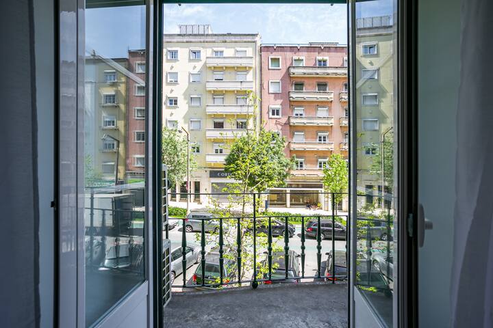 Home Out 1E – 5 Suite Apartment Central w/ Parking gallery image 4