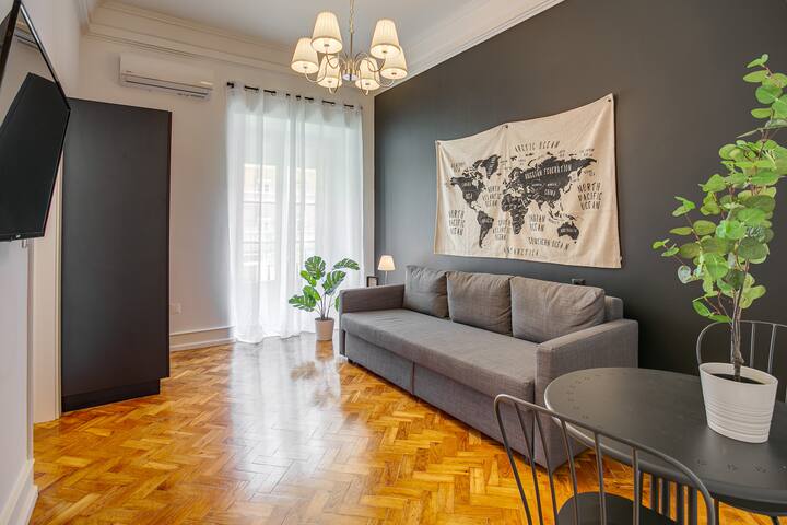 Home Out 1E – 5 Suite Apartment Central w/ Parking gallery image 2