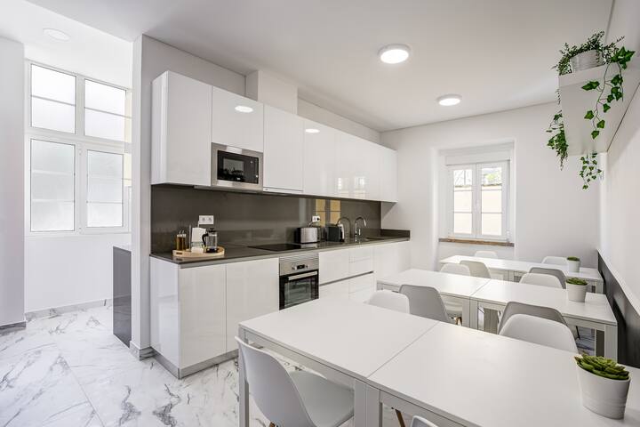 Home Out 1E – 5 Suite Apartment Central w/ Parking gallery image 3