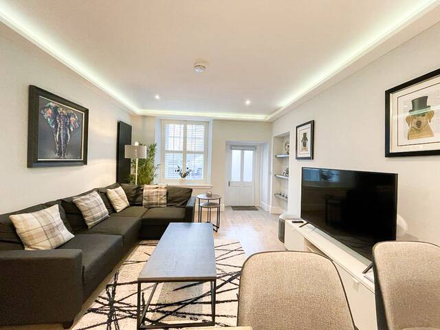 Modern 3 Bedroom Apartment, West End