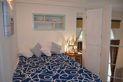 ห้องนอนที่สองตั้งอยู่บนชั้นลอยมองเห็นห้องนั่งเล่น ที่พักที่อบอุ่นและเป็นกันเองเหมาะสำหรับการพักผ่อนอย่างสงบ - Airbnb 