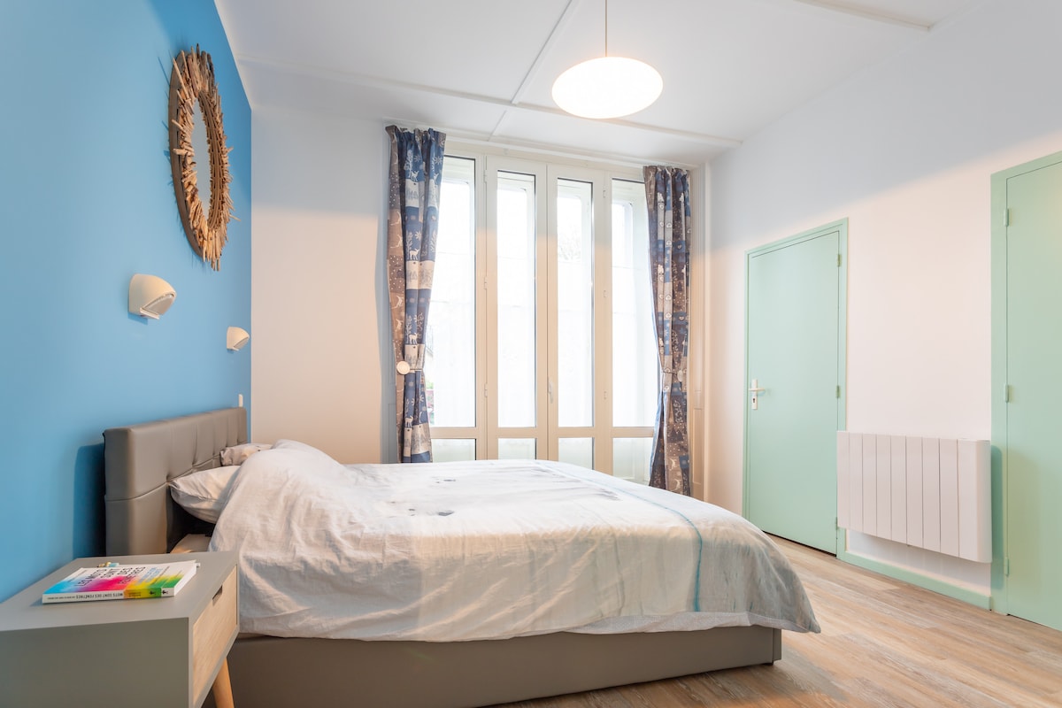 ห้องนอนใหญ่ขนาดใหญ่อาบน้ำด้วยแสงธรรมชาติพร้อมห้องน้ำส่วนตัวห้องทำงานและตู้เสื้อผ้าขนาดใหญ่ ที่พักที่สดใสและอบอุ่นเหมาะสำหรับการพักผ่อน - Airbnb 