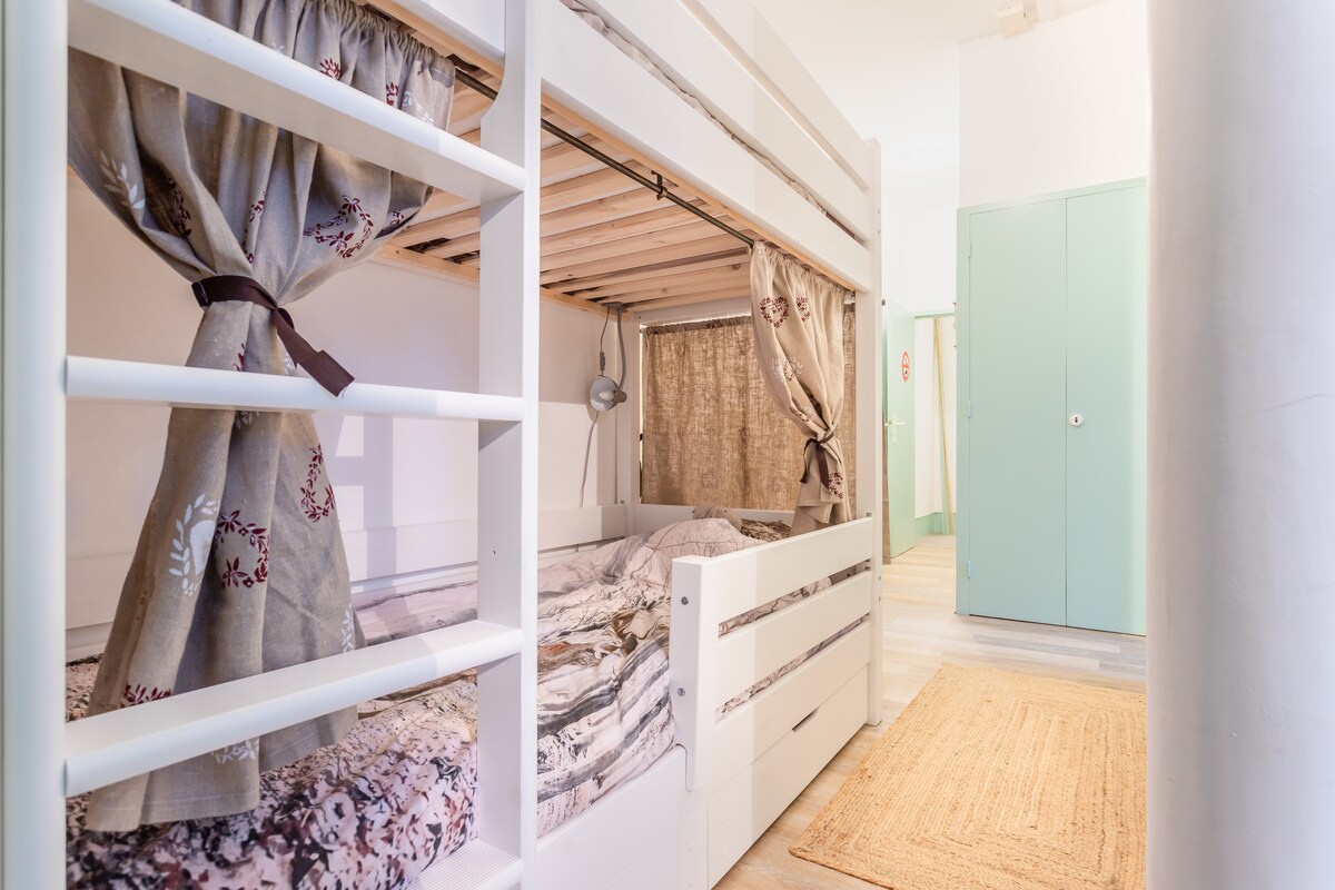 พื้นที่นอนขนาดเล็กพร้อมเตียงสองชั้นเดี่ยว 2 เตียงเข้าถึงห้องน้ำห้องนั่งเล่นและห้องโถงใหญ่ได้โดยตรง ที่พักที่สะดวกสบายและอบอุ่นสำหรับเด็กๆหรือเพื่อนๆ - Airbnb 