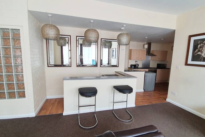 (6) Huge: Sleeps 9. City Centre, Parking gallery image 3