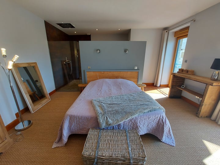 Chumba cha kulala kilicho na chumba cha kuogea kilicho wazi.