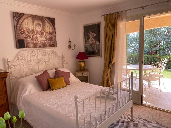 Двокреветна соба со опремени гардероби и француски врати во поплочен двор/градина. Мермерна трпезариска маса за ексклузивна употреба во дворот.