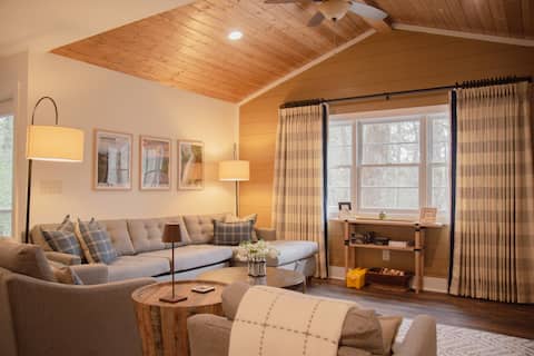 Top performing Airbnb: ‘Bear Paw’ Mountain Modern near Mirror Lake in Highlands