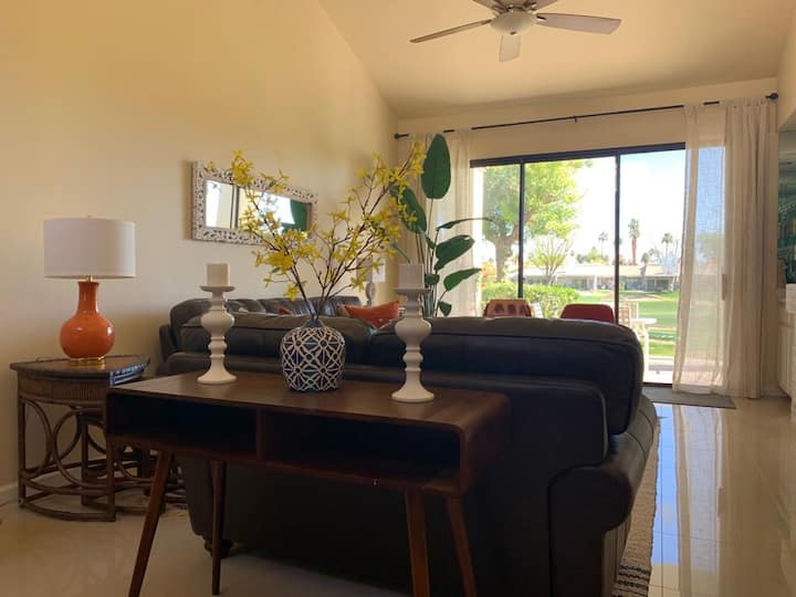 Поглед кон дневната соба и дворот од трпезаријата. 