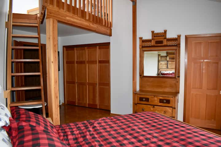 ห้องนอน 4: เตียงใหญ่และตู้เสื้อผ้าแกะสลักด้วยมือคานาเดียในช่วงเช้าห้องใต้หลังคาขนาดเล็กพร้อมช่องแสง (โต๊ะเด็กเล่นและตู้หนังสือสำหรับเด็ก) 