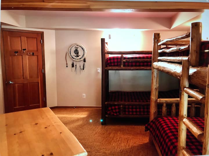 ห้องนอน 2: ห้องสองชั้น! (เตียงเดี่ยว 4 หลัง)