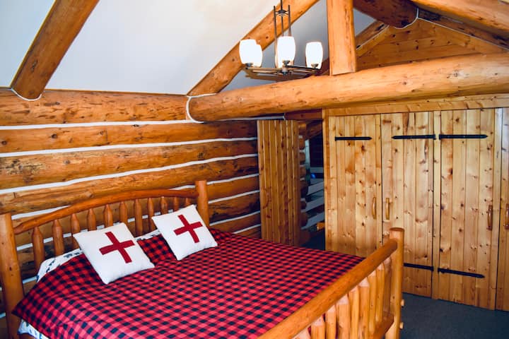 ห้องนอน #6: เตียงคิงไซส์ + ตู้เสื้อผ้าวิวสวยงาม!  

ห้องนอนนี้ตั้งอยู่ห่างจากห้องอื่นๆอย่างเป็นส่วนตัวและทำหน้าที่เป็นเจ้าของคนที่สอง  ไปถึงทางบันไดวน (ห้องครัวด้านบน) ใช้ห้องน้ำเต็มรูปแบบร่วมกับสำนักงาน 