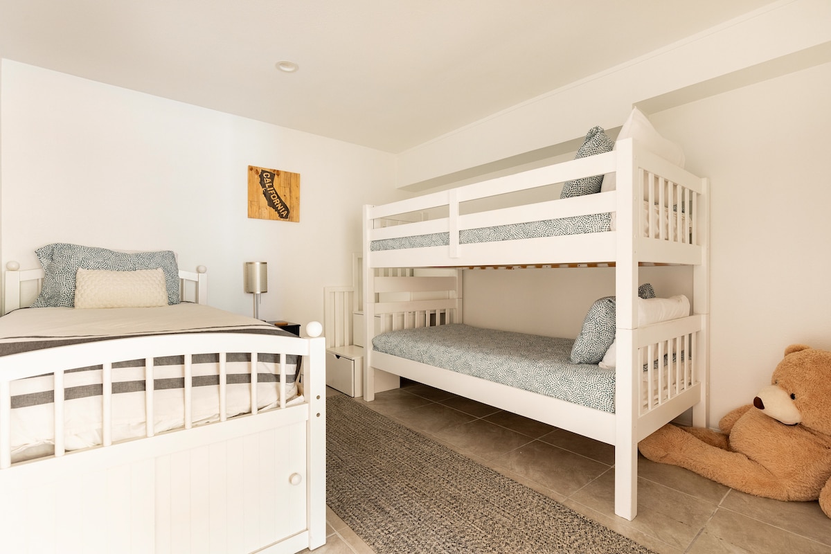 ห้องนอน #6 (ห้องสำหรับเด็ก) มีเตียงคู่ + เตียงสองชั้น 1 หลัง (เตียงแฝด 2 หลัง) หากต้องการเข้าห้องนอนหมายเลข 6 คุณต้องผ่านห้องนอน #5