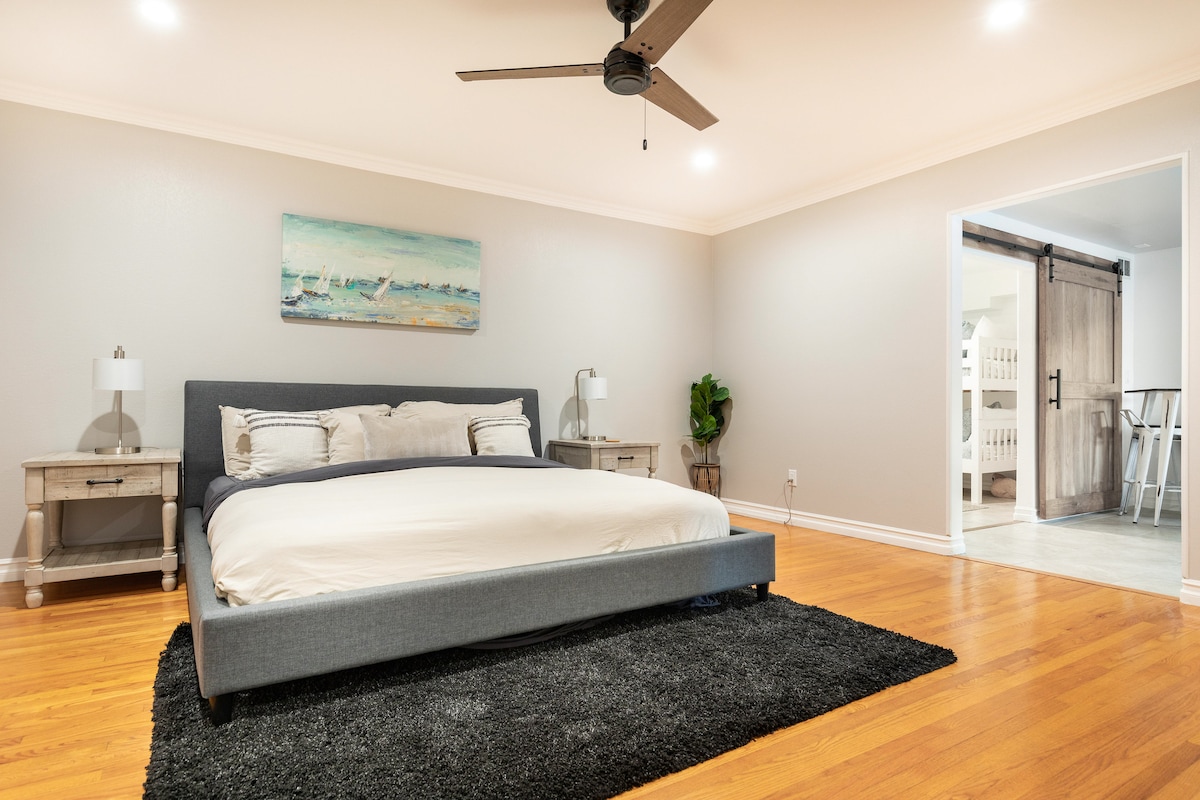 ห้องนอน #5 มีเตียงคิงไซส์ (** โปรดทราบว่าห้องนอนนี้ไม่ได้ปิดสนิท)