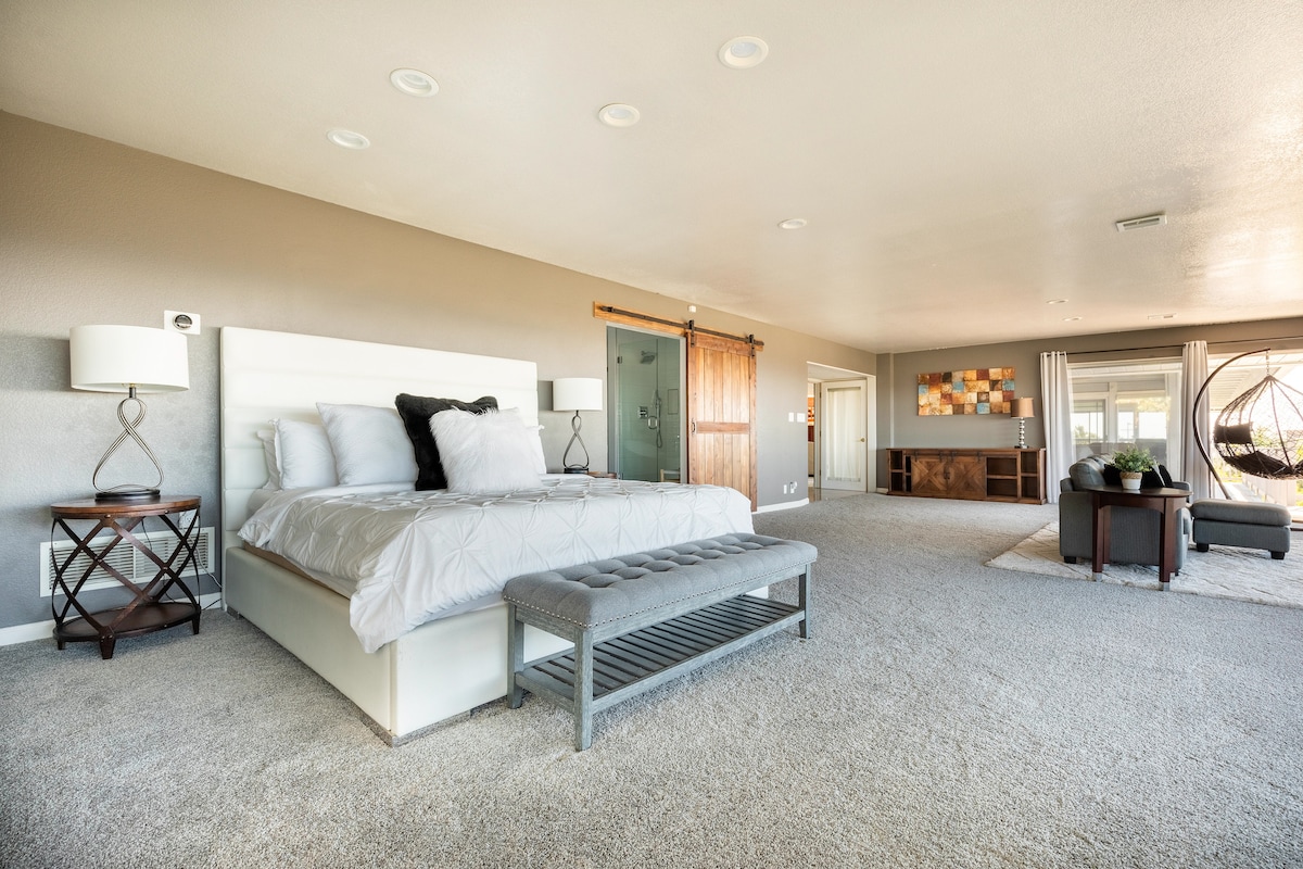 ห้องนอน #1: ห้องนอนใหญ่ (เตียงคิงแคลิฟอร์เนียห้องน้ำในตัวและตู้เสื้อผ้าแบบเดินเข้าได้)