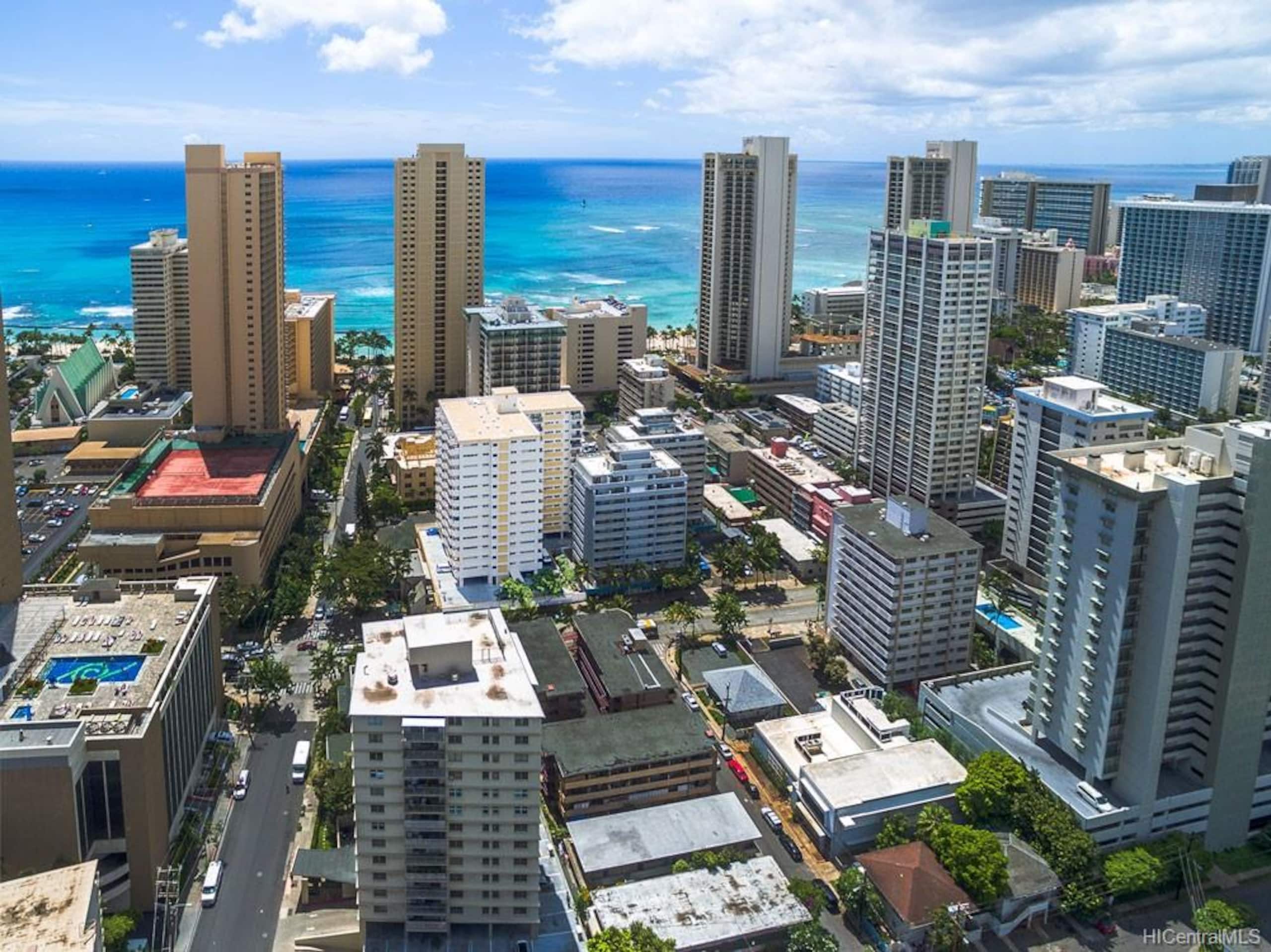 Condo in Honolulu · ★4.76 · Studio · 1 bed · 1 private bath - Image 13