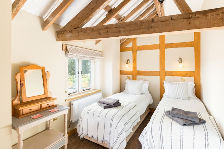 Bedroom 8: twin room with separate shower room