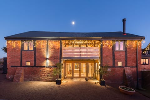 Top Airbnb: Fuggles Barn - A luxury Barn Conversion Sleeps 16+ in County Of Herefordshire