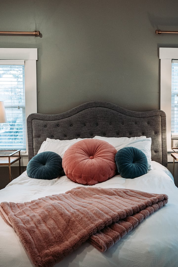 2nd floor bedroom with queen bed 