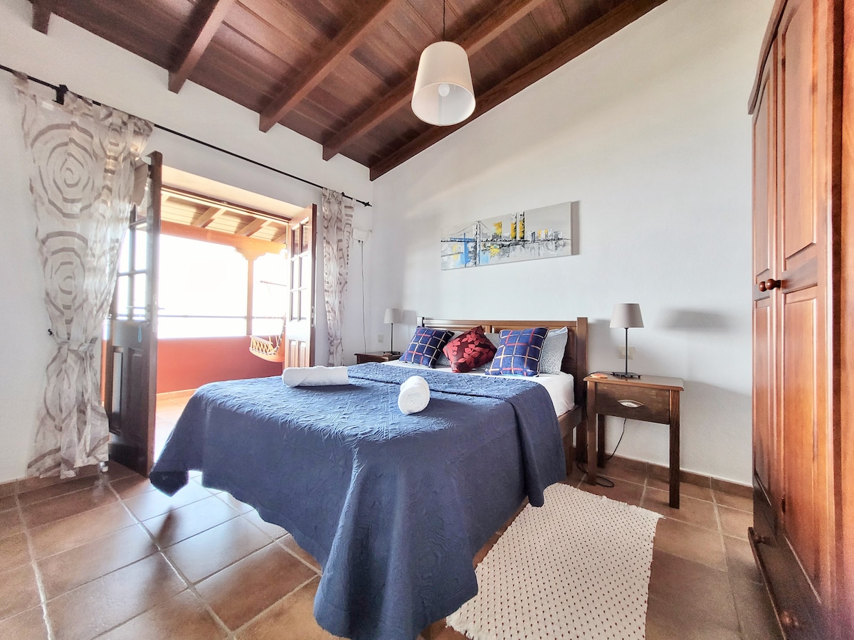 Спална соба со голем кревет, гардероба, странична маса и светилки, исто така со тераса.

Спална соба со голем кревет, плакар, ноќно шкафче и ламби, исто така со тераса.