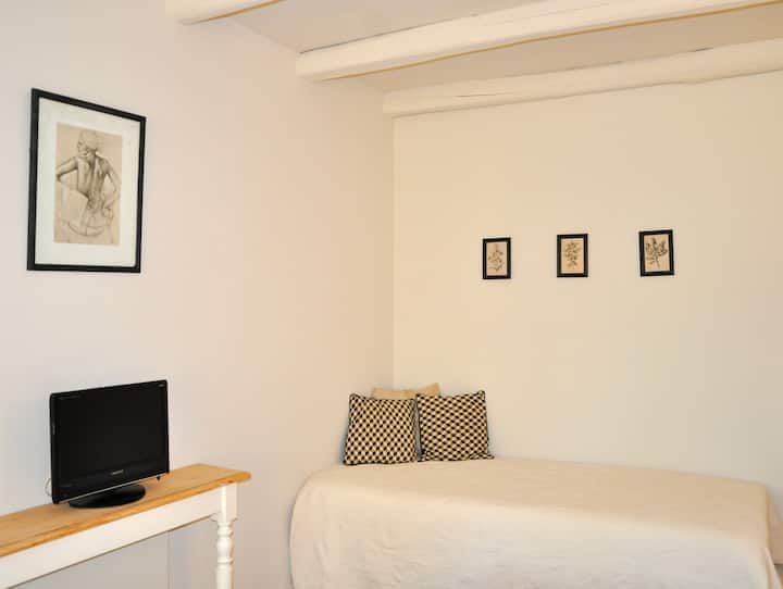 bedroom 2:
 single bed side.