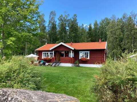 Cozy log house near lake in beautiful Bergslagen