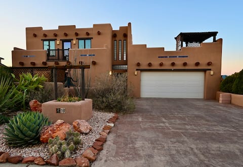 Santa Fe Custom Home - New Hot Tub & Desert View!