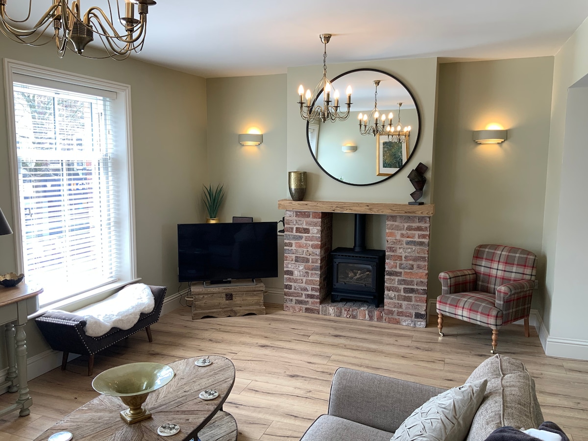 Popular Airbnb listing: Beautiful Stylish Exquisite Boutique Apartment in Westby With Plumptons