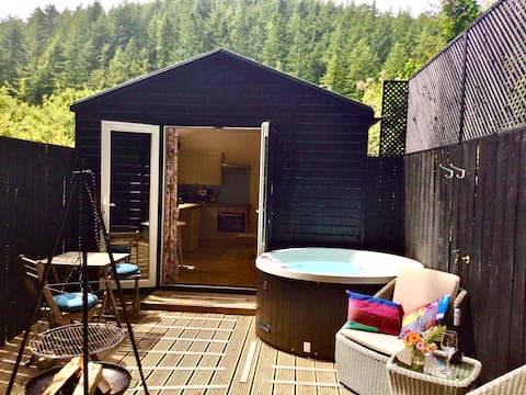 Cosy foxglove cabin: Hot tub firebowl dog friendly