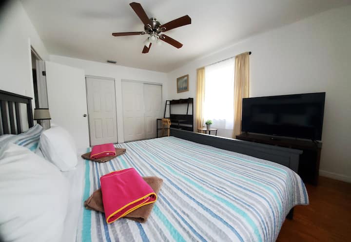 Dormitorio3 - Arriba.
1 Cama king, escritorio y Smart TV.
Armarios grandes, ideales para estadías largas. Largo, Florida, a pocos minutos de Clearwater Beach y Indian Rocks Beach