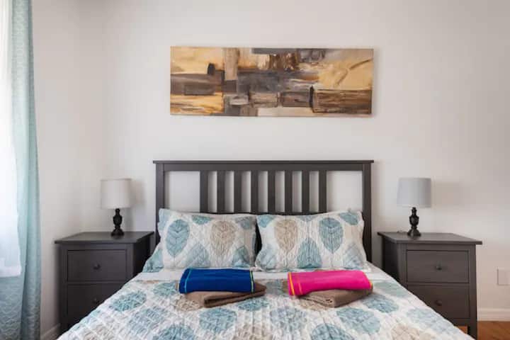 Dormitorio2 - Arriba
1 cama tamaño queen
Armarios grandes, ideales para estadías largas. Largo, Florida, a pocos minutos de Clearwater Beach y Indian Rocks Beach