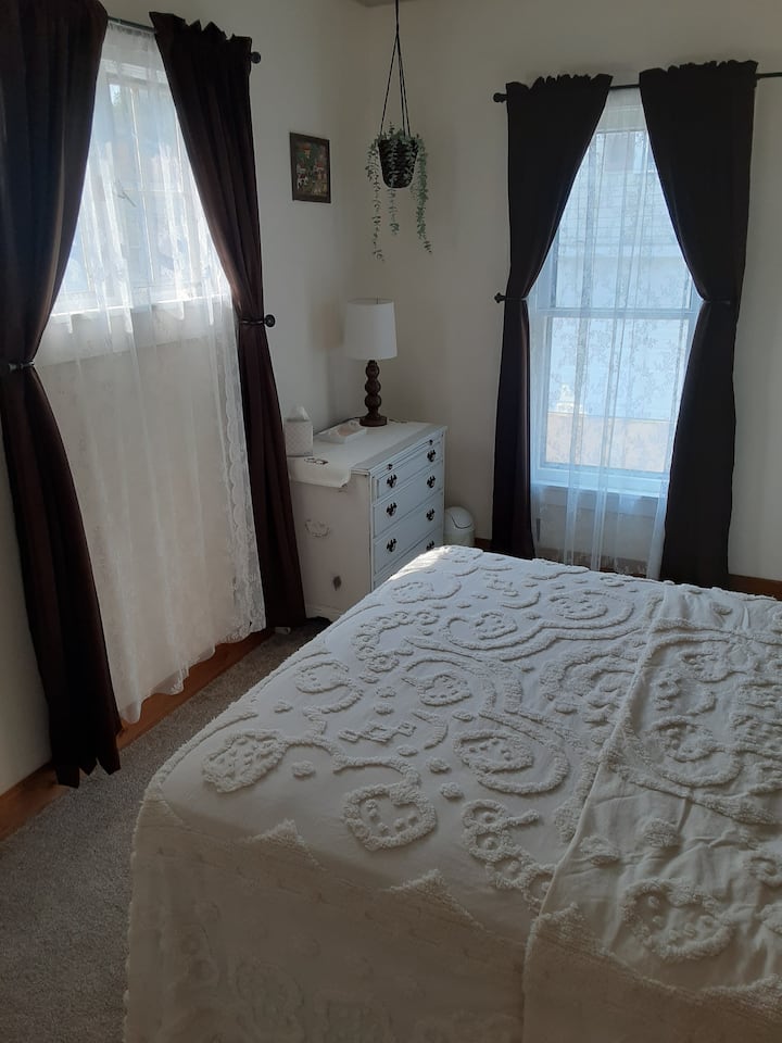 Slaapkamer op de eerste verdieping, met volledig bed