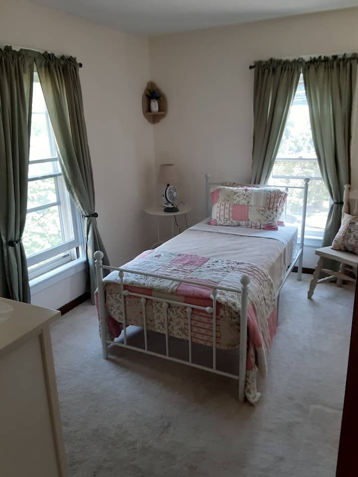 Slaapkamer op de tweede verdieping met twee eenpersoonsbedden