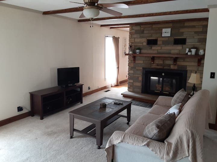 Woonkamer, met queensize uittrekbare bank met traagschuimmatras.  Tv heeft Roku met Netflix en Amazon Prime.